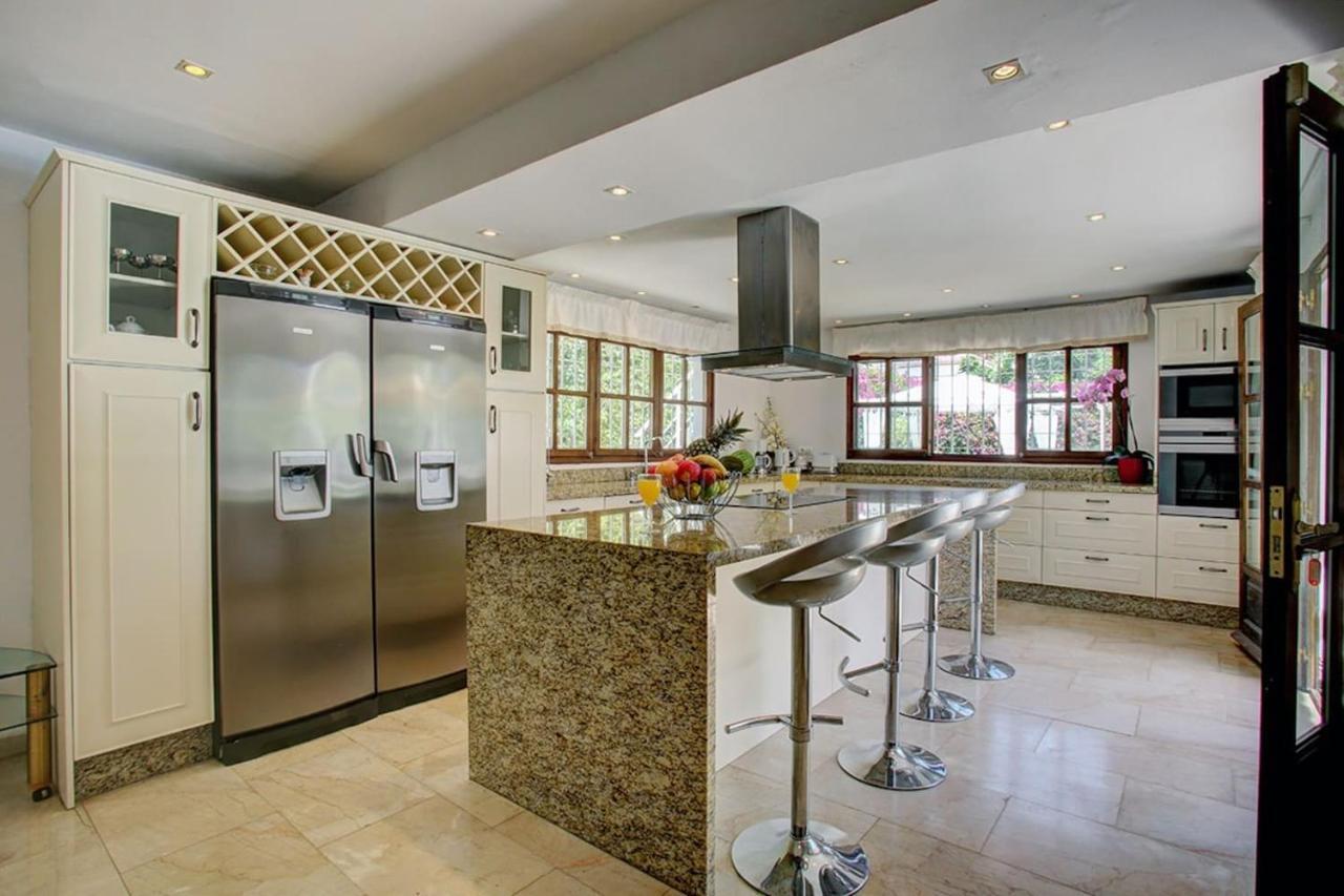 Exclusive Villa Las Palmeras Puerto Banus With Heated Private Swimming Pool, Marbella, Spain 外观 照片